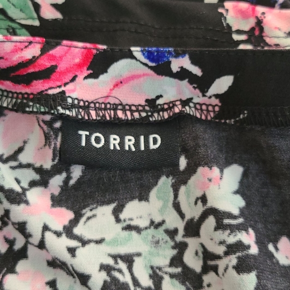 Torrid Floral Babydoll V-Neck Short Sleeve Blouse - Picture 6 of 6